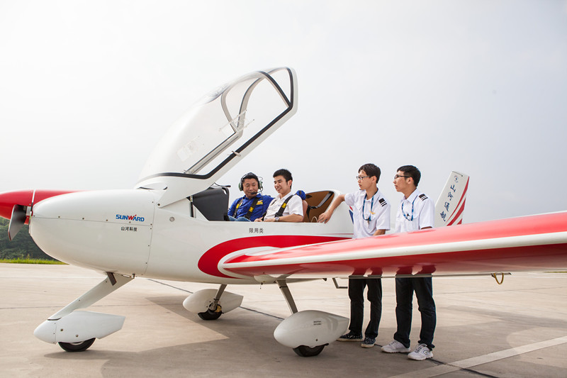 開(kāi)挖機(jī)，坐游艇、飛機(jī) 山河智能開(kāi)展員工家屬開(kāi)放日活動(dòng)