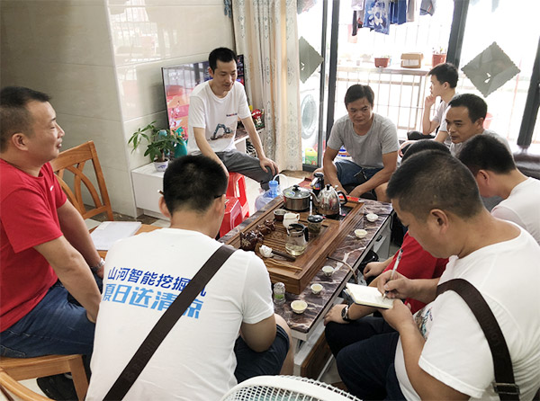 “清涼”送到客戶手中，為山河智能售后服務活動打CAII