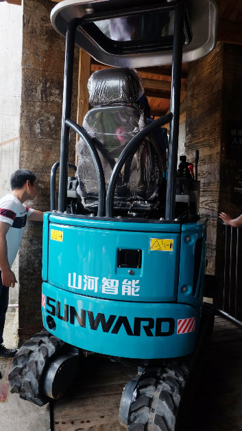 十萬人圍觀！這臺挖掘機(jī)開上了高空玻璃橋