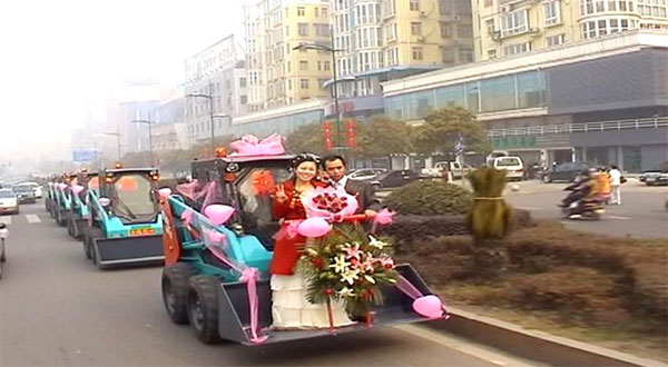 誰(shuí)說(shuō)機(jī)械都冰冷？這款會(huì)跳舞的滑移明明就是熱情奔放的！