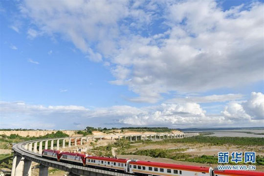 肯尼亞總統(tǒng)高度贊賞，乞力馬扎羅山下山河綠閃耀