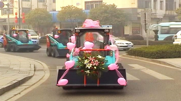 誰(shuí)說(shuō)機(jī)械都冰冷？這款會(huì)跳舞的滑移明明就是熱情奔放的！