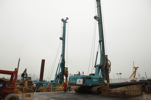 地鐵咬合樁施工必備利器--山河智能旋挖鉆機(jī)