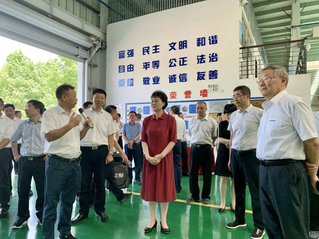 省委常委、統(tǒng)戰(zhàn)部部長黃蘭香考察調(diào)研山河科技