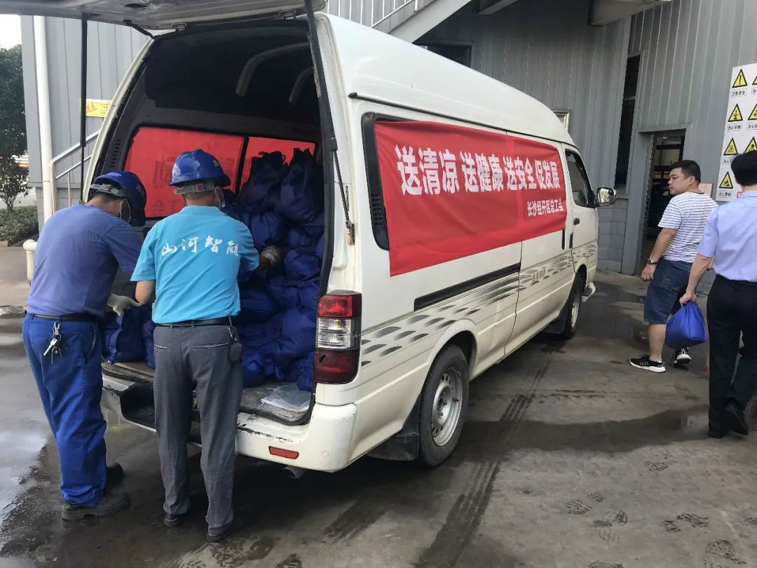 夏日炎炎送清涼，區(qū)總關(guān)懷暖人心