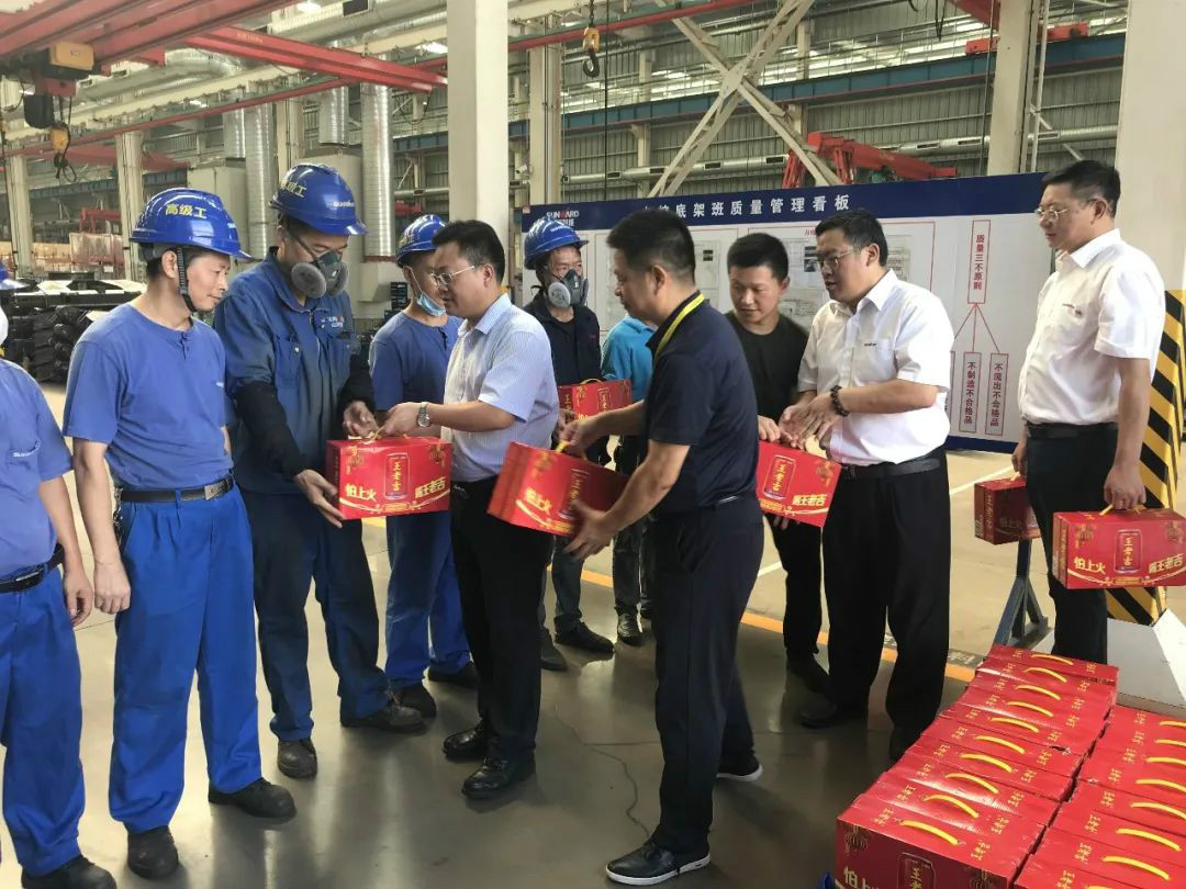 夏日炎炎送清涼，區(qū)總關(guān)懷暖人心