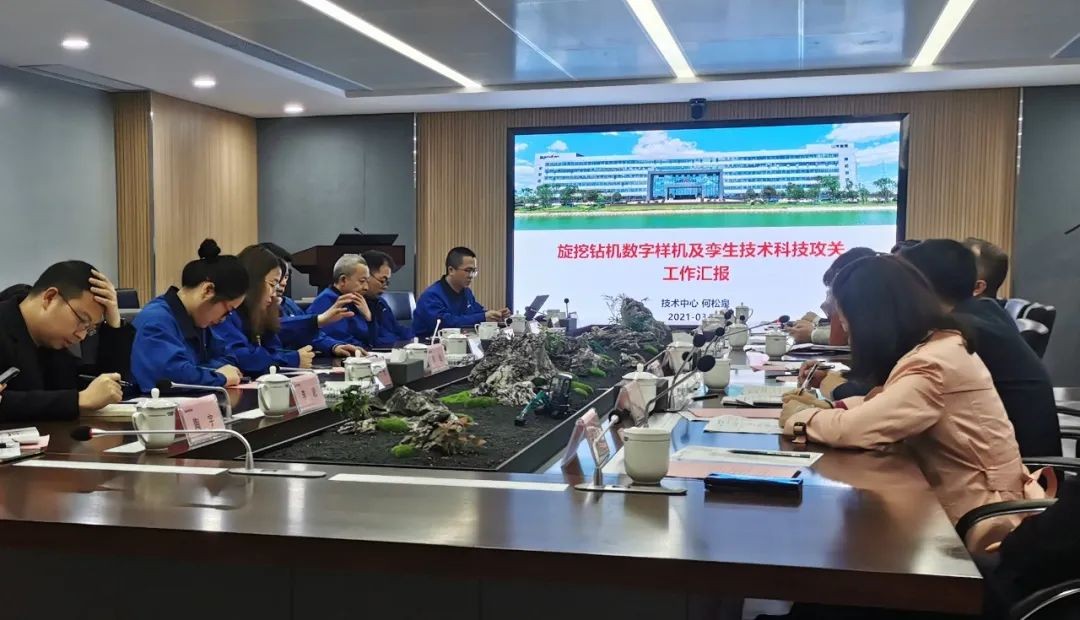 長(zhǎng)沙經(jīng)開(kāi)區(qū)管委會(huì)張慶紅主任調(diào)研“省十大技術(shù)攻關(guān)項(xiàng)目”