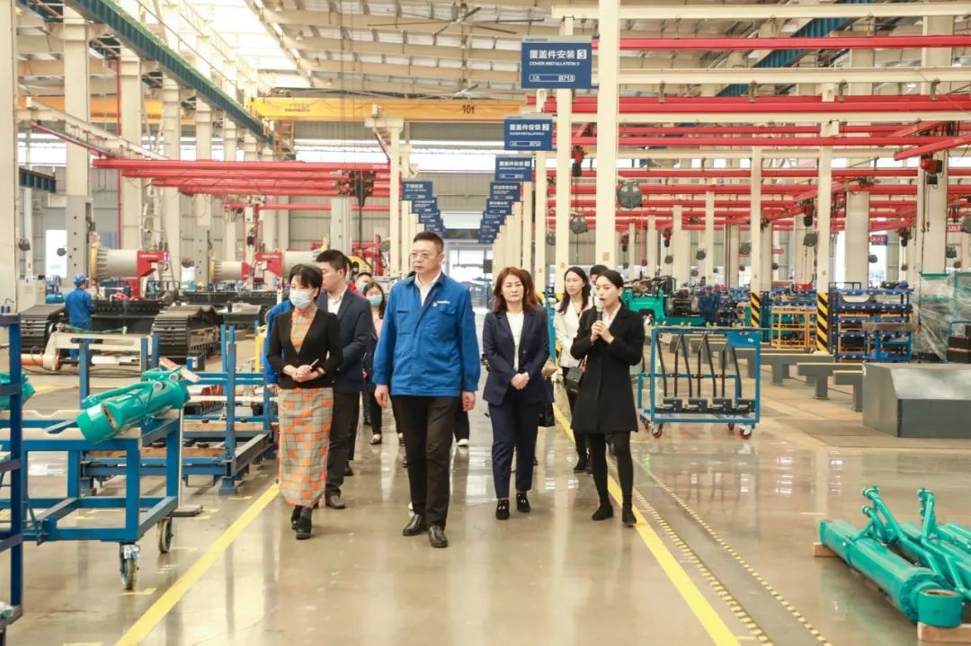 葉檀財(cái)經(jīng)團(tuán)隊(duì)調(diào)研山河智能