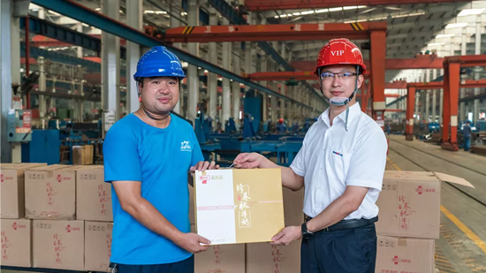 萬(wàn)力集團(tuán)“送清涼”活動(dòng)，慰問(wèn)一線員工