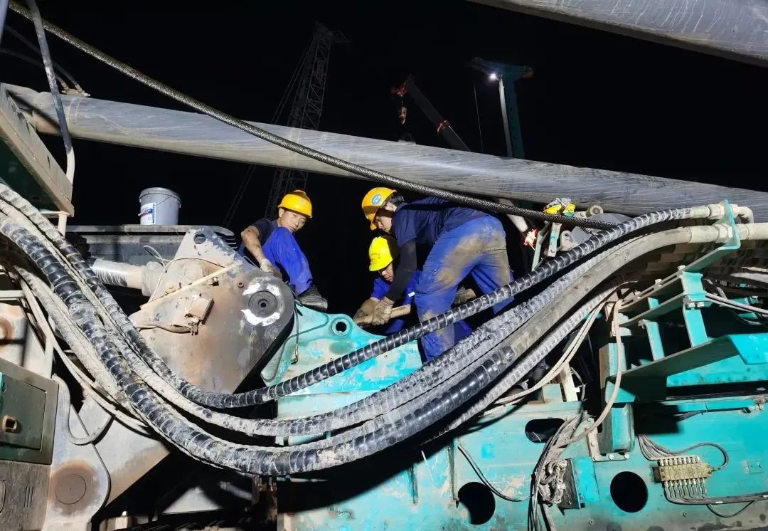 “創(chuàng)造施工奇跡！”他們和山河智能“超級(jí)樁備”一起助建燕磯長(zhǎng)江大橋