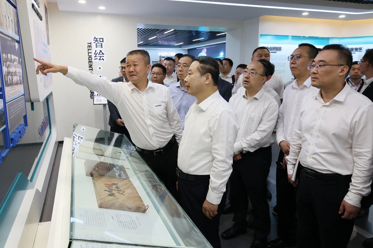 天能控股集團(tuán)黨委書記、董事長(zhǎng)張?zhí)烊温赎?duì)到訪山河智能
