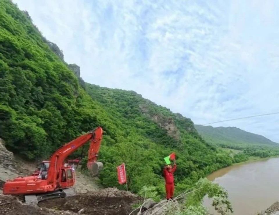 硬核破解“最后一公里”難題，山河智能應(yīng)急救援設(shè)備助力“應(yīng)急使命·2025”演習(xí)！